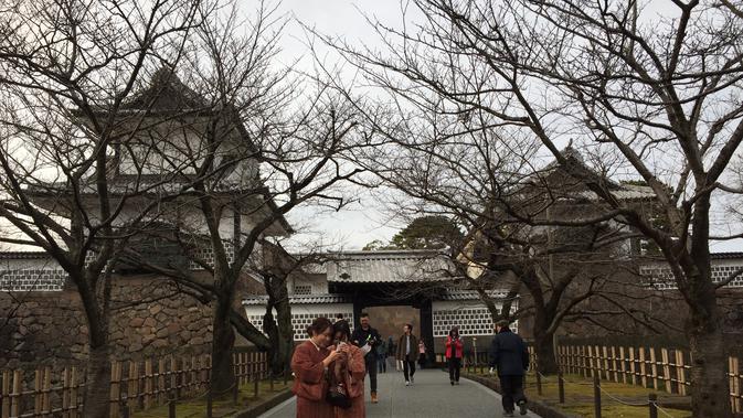 Gerbang belakang Kastil Kanazawa yang tersambung dengan Taman Kenrokuen (Andry Haryanto/Liputan6.com)