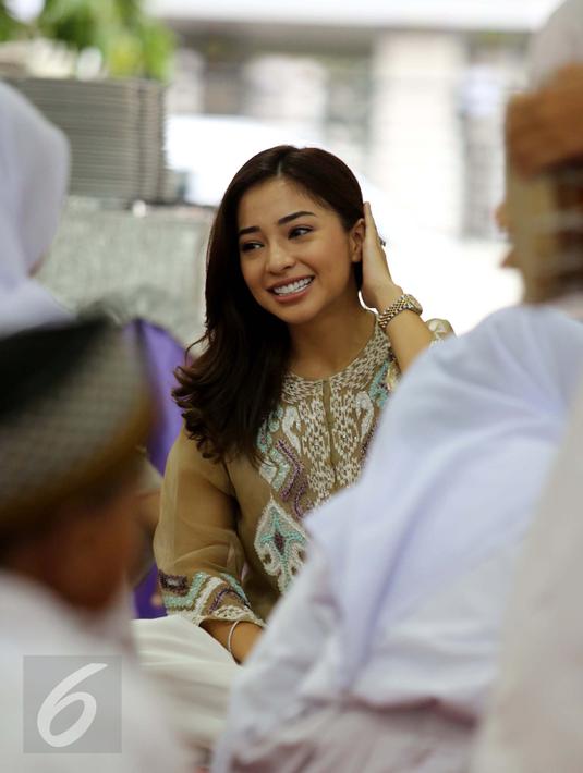 Pemain sinetron, Nikita Willy merayakan ulang tahun ke-22 di panti asuhan di kawasan Bekasi, Jawa Barat, Rabu (29/6). Tidak seperti tahun-tahun sebelumnya, momen bertambahnya usia tersebut dirayakan Nikita secara sederhana. (Liputan6.com/Herman Zakharia)