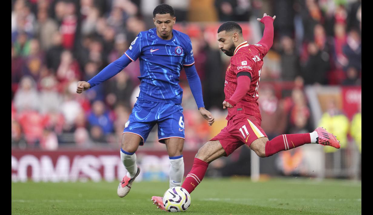 Pemain Liverpool, Mohamed Salah (kanan) melepaskan umpan dibayangi pemain Chelsea, Levi Colwill pada laga lanjutan Liga Inggris 2024/2025 di Anfield, Liverpool, Inggris, Minggu (20/11/2024). (AP Photo/Jon Super)