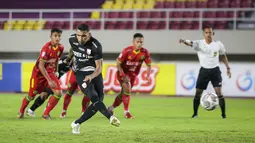 Baru tiga menit berjalan Persis Solo berhasil unggul 1-0 melalui eksekusi penalti Alberto Goncalves. (Bola.com/Bagaskara Lazuardi)