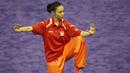 Atlet Wushu asal Indonesia, Lindswell Kwok saat beraksi, pada Kejuaraan Dunia Wushu 2015 di Istora Senayan, Jakarta, Sabtu(14/11/2015). (Bola.com/Nicklas Hanoatubun)