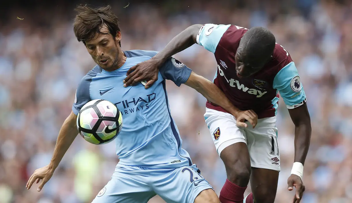 Gelandang Manchester United, David Silva, berebut bola dengan gelandang West Ham, Enner Valencia. Kemenangan ini mengantar The Citizens ke puncak klasemen Premier League. (Reuters/Carl Recine)