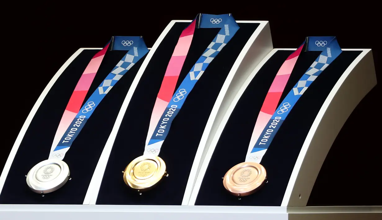 Medali Olimpiade Tokyo 2020 resmi diumumkan kepada publik saat seremoni untuk merayakan momen satu tahun jelang Olimpiade di Tokyo, Rabu (24/7/2019). Medali terbuat dari logam daur ulang yang dikumpulkan dari 6,21 juta alat elektronik yang disumbangkan dari seluruh bagian Jepang. (Behrouz MEHRI/AFP)