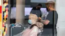Seorang barber memotong rambut pelanggan di Berlin, Jerman (9/5/2020). Kanselir Jerman Angela Merkel mengatakan bahwa pembatasan terkait COVID-19 akan dilonggarkan, sementara peraturan kebersihan dan jaga jarak sosial (social distancing) minimum akan terus diberlakukan. (Xinhua/Binh Truong)