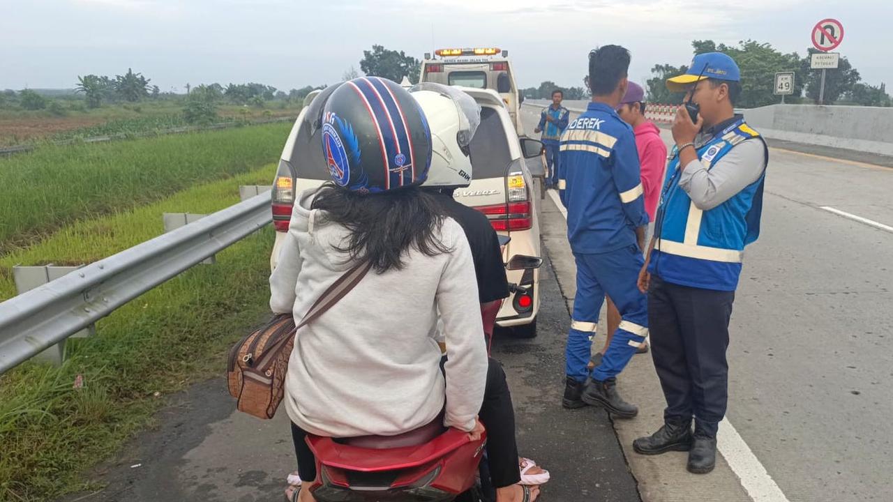 Pengendara sepeda motor masuk jalan tol