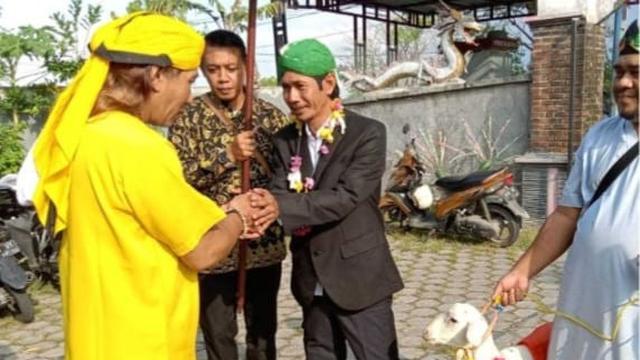Proses pernikahan pria gresik dengan kambing betina (Liputan6.com/Istimewa)