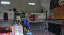 Seorang narapidana (kiri) menyemprotkan disinfektan sebagai bagian dari upaya penanggulangan virus corona COVID-19 di sebuah penjara di Banda Aceh (3/9/2020). (AFP Photo/Chaideer Mahyuddin)