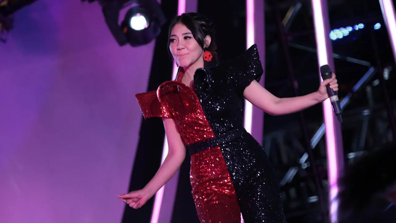 [Bintang] Aksi Via Vallen Nyanyikan Lagu Sayang di HUT SCTV