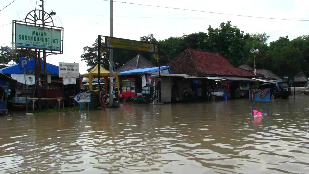 Aktivitas Ekonomi Di Komplek Pemakaman Sunan Gunung Jati Cirebon Akibat Banjir