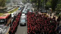 Ribuan buruh berjalan menuju bundaran Istana Merdeka, Jakarta, Jumat (30/10/2015). Aksi tersebut menimbulkan kemacetan lalu lintas kendaraan di sekitar kawasan Istana Negara. (Liputan6.com/Gempur M Surya)