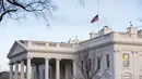 Bendera Amerika tampak berkibar setengah tiang untuk menandai 500.000 kematian akibat Covid-19 di Gedung Putih di Washington D.C. pada Senin (22/2/2021). Presiden Joe Biden memerintahkan agar bendera AS di properti federal diturunkan menjadi setengah tiang selama lima hari. (SAUL LOEB/AFP)