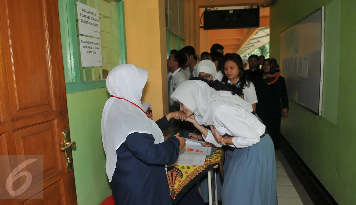 Sejumlah siswa bersiap memasuki ruangan untuk mengikuti Ujian Nasional Berbasis Komputer (UNBK) di SMAN 70 Jakarta, Senin (4/4). Peserta UN 2016 mengerjakan ujian mata pelajaran Bahasa Indonesia di jam pertama. (Liputan6.com/Gempur  M Surya)