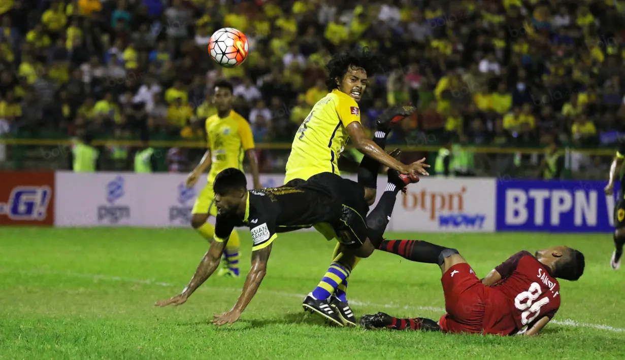 Pemain Sriwijaya FC, Hilton Moreira (kanan) dihadang kiper dan pemain Gresik United pada laga Torabika SC2016 di Stadion Tridarma Gresik, Minggu (12/6/2016).  (Bola.com/Nicklas Hanoatubun)