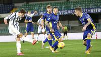 Penyerang Juventus, Federico Chiesa, melepaskan tendnagan ke gawang Hellas Verona pada laga Liga Italia di Stadion Marc'Antonio Bentegodi, Minggu (28/2/2021). Kedua tim bermain imbang 1-1. (Paola Garbuio/LaPresse via AP)
