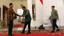 Presiden Jokowi menyambut kedatangan Menteri Pemuda dan Olahraga (Menpora) Imam Nahrawi dan pemain tim nasional (timnas) U-19 Egy Maulana Vikri di Istana Merdeka, Jumat (23/3). Kedatangan Egy Maulana atas undangan dari Jokowi. (Liputan6.com/Angga Yuniar)