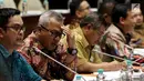 Ketua KPU Arief Budiman (dua kiri) mengikuti rapat dengar pendapat dengan Komisi II DPR di Jakarta, Selasa (13/3). Rapat tersebut membahas Peraturan KPU (PKPU) yang mengatur pelaksanaan Pemilu 2019. (Liputan6.com/JohanTallo)