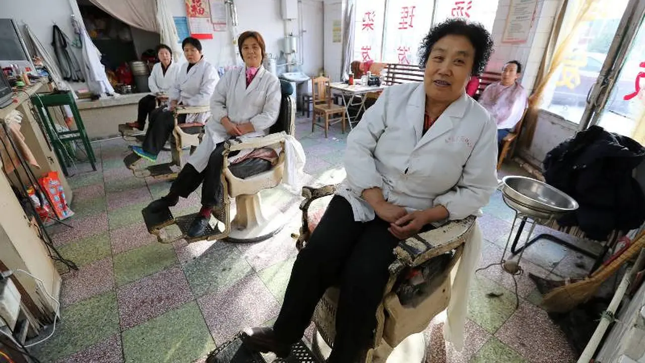 Mendobrak Tradisi, Empat Wanita Kuasai Kedai Tukang Cukur Tertua