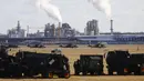 Pasukan AS dari Divisi Lintas Udara ke-82 yang baru-baru ini dikerahkan ke Polandia karena ketegangan Rusia-Ukraina sedang mendirikan kamp di bandara militer di Mielec, Polandia, 12 Februari 2022. Sekitar 4.700 tentara tambahan AS dikerahkan ke Polandia. (AP Photo/Beata Zawrzel)