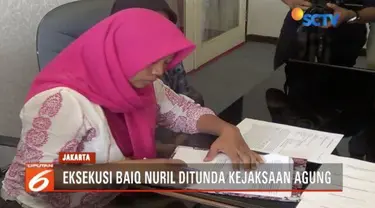 Kejaksaan Agung tunda eksekusi penahanan Baiq Nuril hingga ada putusan peninjauan kembali.