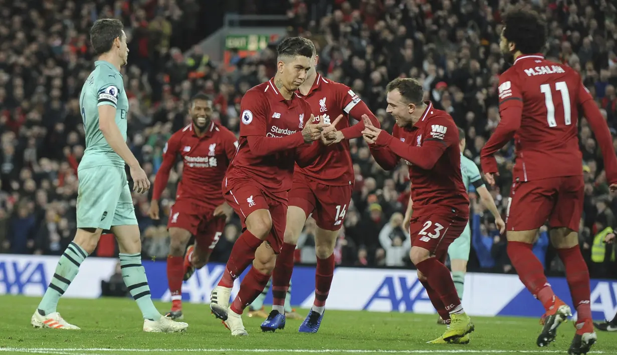 Para pemain Liverpool merayakan gol yang dicetak Roberto Firmino ke gawang Arsenal pada laga Premier League di Stadion Anfield, Liverpool, Sabtu (29/12). Liverpool menang 5-1 atas Arsenal. (AP/Rui Veira)