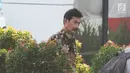 Bupati Solok Selatan Muzni Zakaria berjalan masuk akan menjalani pemeriksaan oleh penyidik di Gedung KPK, Jakarta, Jumat (21/06/2019). Muzni Zakaria diperiksa sebagai tersangka terkait kasus korupsi pengadaan barang dan jasa di Kabupaten Solok Selatan. (merdeka.com/Dwi Narwoko)