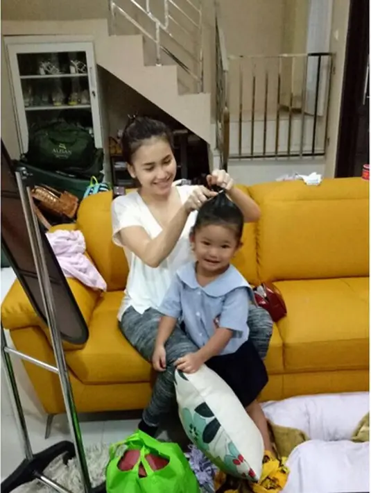 "Bunda bangga sekali sama Bilqis, selama ini Bilqis selalu ngerti keadaan bunda nak y....makasih, bunda bersyukur punya anak pinter, baik seperti Bilqis, bunda selalu lakuin yg terbaik buat masa depan Bilqis, semangat nak..." tulisnya. (Instagram)