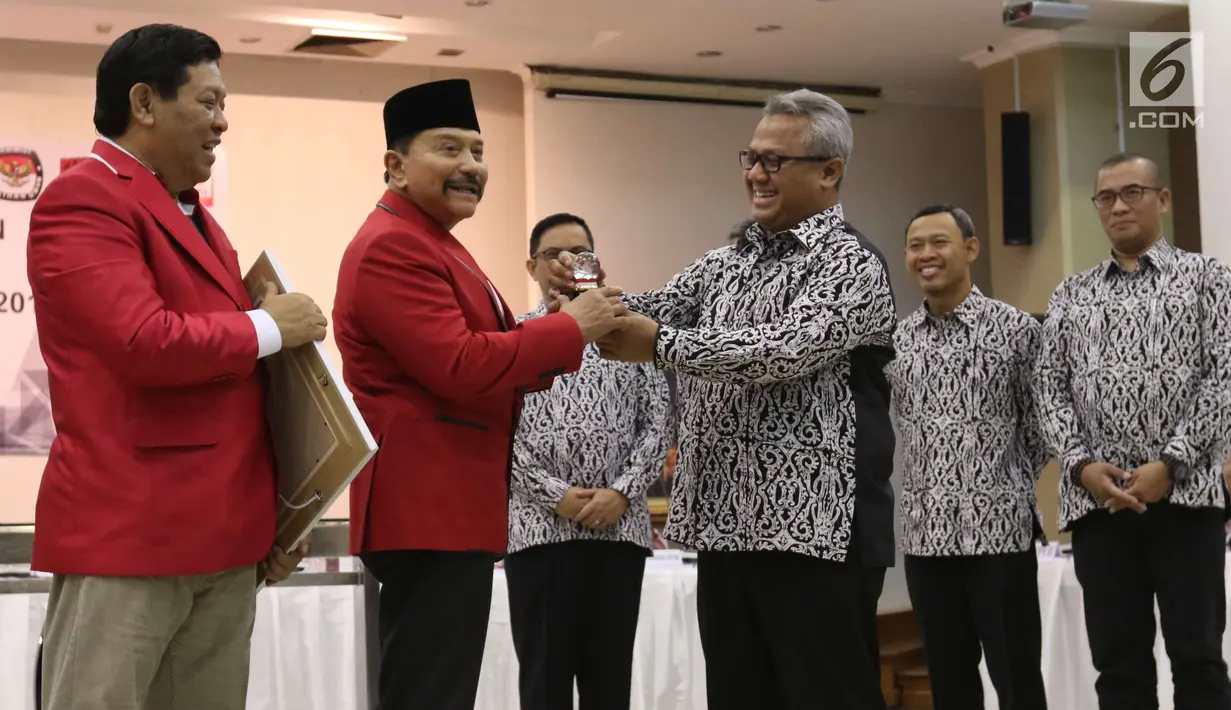 Ketua KPU Arief Budiman saat memberikan nomor urut 20 kepada Ketua Umum PKPI, Hendropriyono di kantor KPU Pusat, Jumat (13/4). KPU telah menetapkan PKPI sebagai peserta Pemilu 2019. (Liputan6.com/Angga Yuniar)