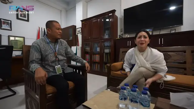 Pertemuan Nagita Slavina dengan gurunya, Supri. (Foto: YouTube/RANS Entertaiment)