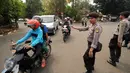 Beberapa polisi melakukan upaya pengalihan arus lalu lintas di perempatan Asia Afrika Jakarta, Selasa (15/9/2015). Sebagian ruas jalan Asia Afrika ditutup sementara saat para guru honorer melakukan aksi. (Liputan6.com/Helmi Fithriansyah)