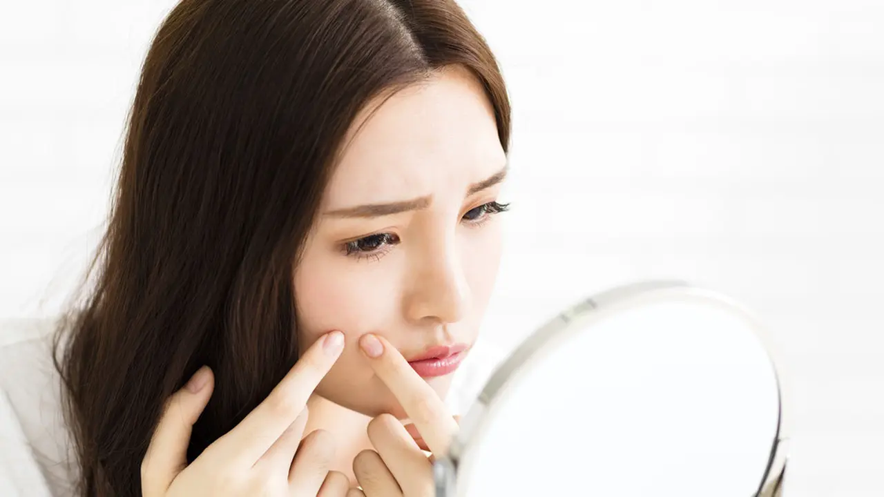 Waspada 4 Kebiasaaan Pakai Makeup yang Bikin Wajah Jadi Jerawatan