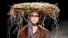 Model membawakan koleksi Spring/Summer 2017 karya Vivienne Westwood dalam Paris Fashion Week di Prancis, (1/10). Vivienne Westwood menampilkan busana dengan aksesoris unik. REUTERS/Charles Platiau