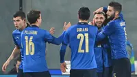 Pemain Italia merayakan gol yang dicetak Vincenzo Grifo ke gawang Estonia pada laga uji coba di Stadion Artemino Franchi, Kamis (12/11/2020) dini hari WIB. Italia menang 4-0 atas Estonia. (AFP/Alberto Pizzoli)