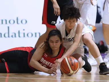 Pebasket putri Indonesia, Christine Aldora Tjundawan (kiri) berebut bola dengan pemain Korea, Park Hye Yon pada babak penyisihan Grup X Basket Putri Asian Games 2018 di Jakarta, Rabu (15/8). Indonesia kalah 40-108. (Liputan6.com/Helmi Fithriansyah)