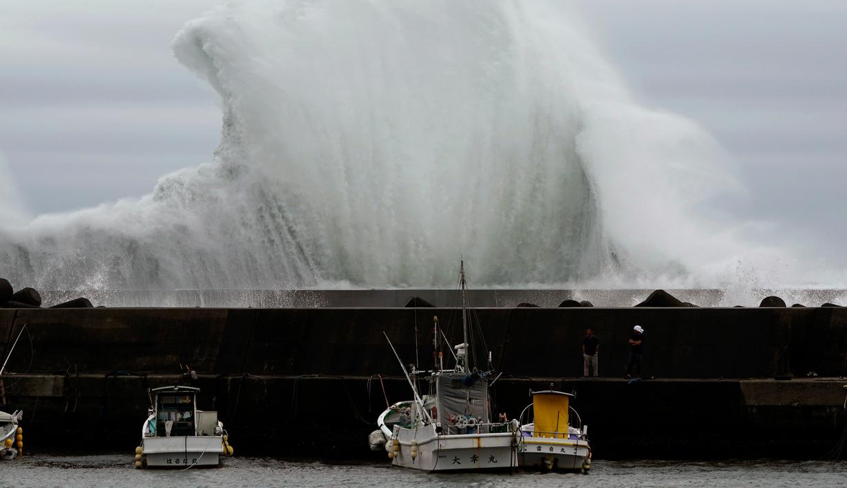 Ombak menghantam pemecah gelombang di sebuah pelabuhan di Kota Kiho, Prefektur Mie, Jepang, Jumat (11/10/2019). Topan Hagibis yang diprediksi akan menerjang Jepang dipantau telah bergerak di perairan Pasifik Barat dengan kecepatan angin mencapai 270 kilometer per jam. (AP Photo/Toru Hanai)