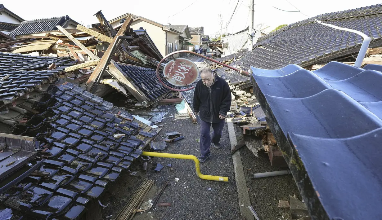 Gempa bumi dahsyat pada awal pekan ini menghancurkan rumah-rumah dan menyebabkan sedikitnya 78 orang tewas serta 51 lainnya hilang.  (Kyodo News via AP)