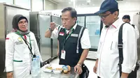 Kadaker Bandara Arsyad Hidayat, mencoba langsung makanan untuk jemaah haji Indonesia di Bandara King Abdul Azis International Airport. Foto: Darmawan/MCH