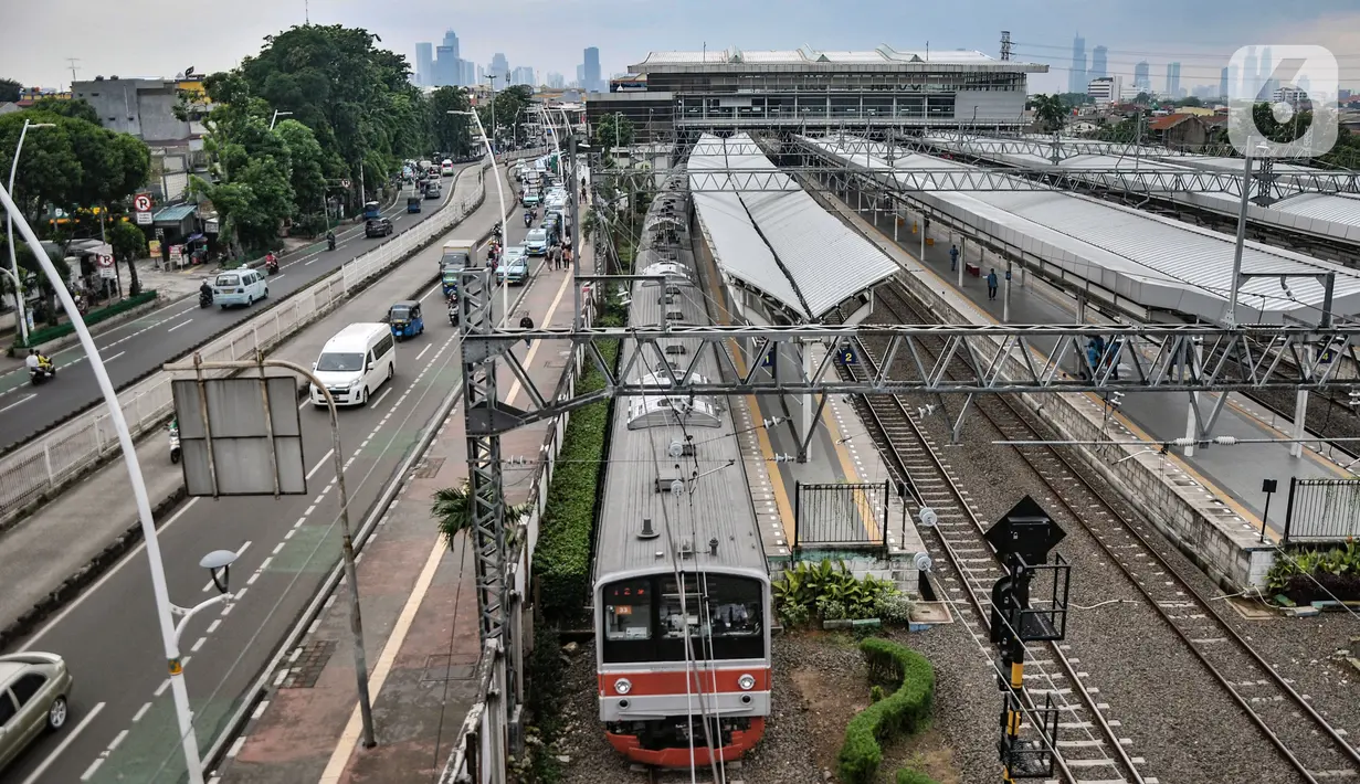 Rangkaian kereta listrik Commuter Line atau KRL saat melintas di Stasiun Jatinegara, Jakarta, Senin (2/1/2023). Pemerintah pusat melalui Kementerian Perhubungan (Kemenhub) berencana untuk menerapkan subsidi silang dalam tarif KRL Jabodetabek. Wacana ini dituturkan oleh Menhub Budi Karya Sumadi yang mengatakan tarif KRL akan disesuaikan supaya subsidi lebih tepat sasaran. (merdeka.com/Iqbal S Nugroho)