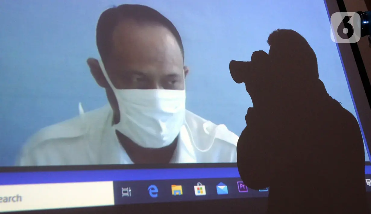 Layar menayangkan terdakwa mantan Kasubbag Protokoler Kota Medan Syamsul Fitri Siregar saat pembacaaan tuntutan dalam sidang secara online di Gedung KPK, Jakarta, Kamis (14/5/2020). Syamsul terlibat dalam kasus dugaan suap proyek dan jabatan pada Pemkot Medan tahun 2019. (merdeka.com/Dwi Narwoko)