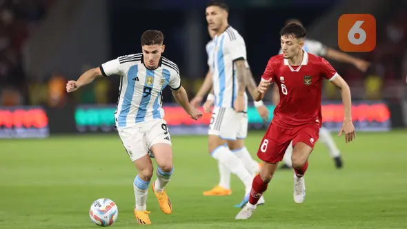 <p>Pemain Timnas Argentina,&nbsp;Julian Alvarez (kiri) mengontrol bola dibayangi pemain Timnas Indonesia, Ivar Jenner dalam pertandingan FIFA Matchday 2023 di Stadion Utama Gelora Bung Karno, Jakarta, Senin (19/6/2023). (Bola.com/Bagaskara Lazuardi)</p>