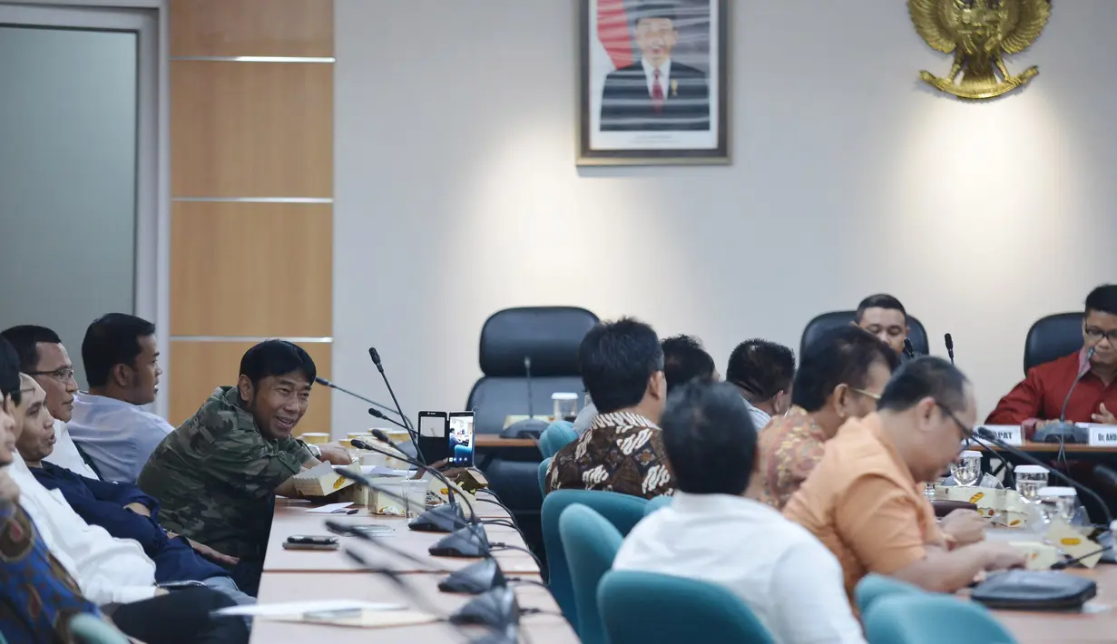 Haji Lulung (kiri) tampak menghadiri rapat panitia hak angket DPRD DKI Jakarta, Rabu (25/3/2015). (Liputan6.com/Johan Tallo)
