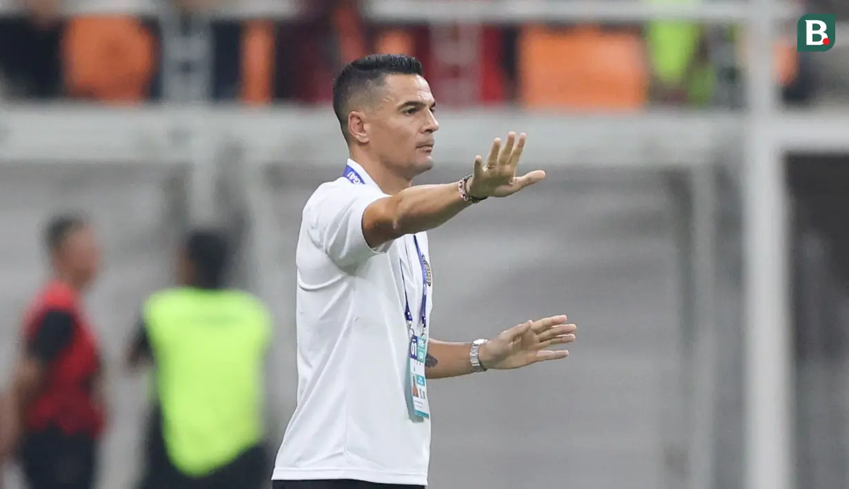Pelatih Persija Jakarta, Carlos Pena, memberikan arahan kepada anak asuhnya saat melawan Barito Putra pada laga BRI Liga 1 2024/2025 di Jakarta International Stadium, Sabtu (10/8/2024). Berkat hasil ini, Persija pun bersaing di papan atas klasemen bersama dua tim unggulan lainnya, yakni Persib Bandung dan PSM Makassar yang sama-sama meraih kemenangan dengan skor besar. 
(Bola.com/Abdul Aziz)