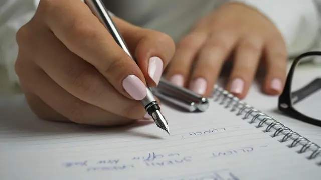 Mulai Hari dengan Catat Satu Hal yang Bisa Disyukuri, Kebiasaan ini Dapat Mengubah Suasana Kerja