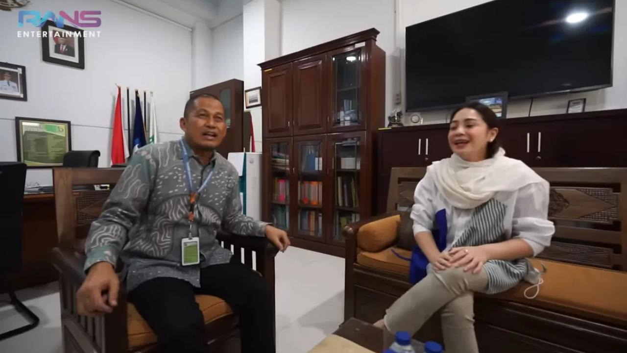 Nagita kemudian bertemu dengan guru olahraganya dulu. Guru olahraga Nagita ternyata masih ingat dengan Nagita saat SD dulu.<br>