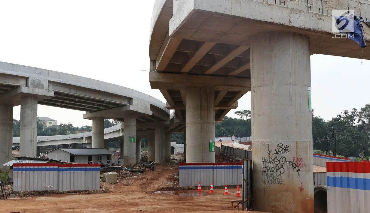 Pekerja menyelesaikan pembangunan proyek Tol Depok - Antasari (Desari) di TB Simatupang, Jakarta, Jumat (14/7). Saat ini pembangunan Seksi 1 Tol Desari telah mencapai progres fisik 63,38%, atau lebih cepat 1,17%. (Liputan6.com/Immanuel Antonius)