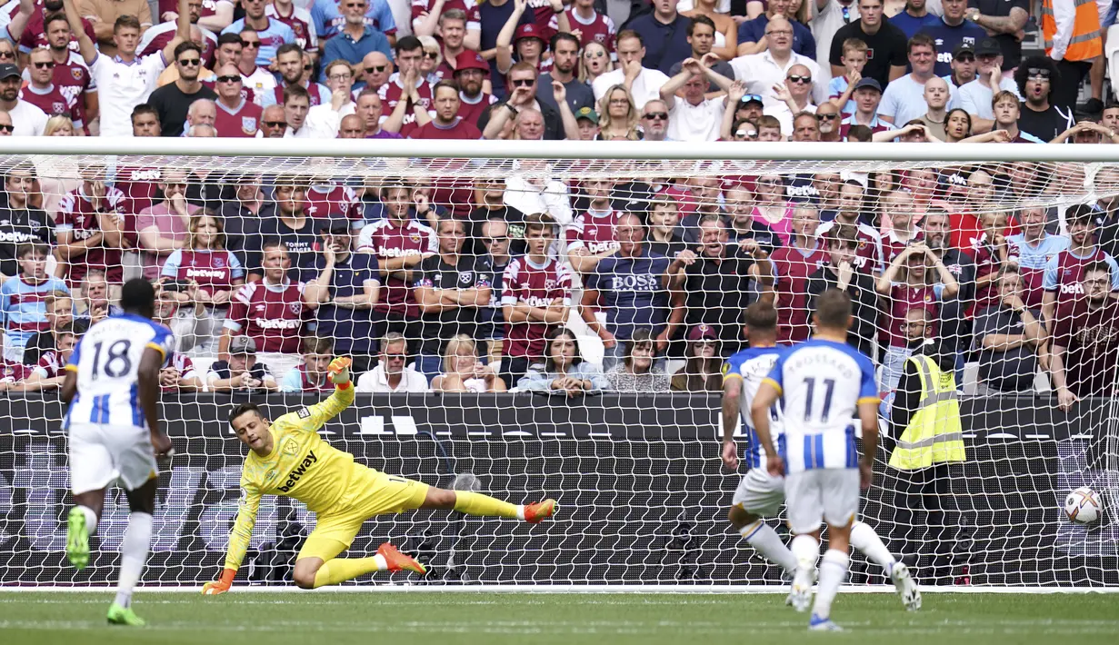 Gol penalti satu-satunya. Gelandang serang Brighton and Hove Albion asal Argentina berusia 23 tahun ini menjadi satu-satunya pemain yang mencetak gol dari titik penalti di pekan ke-3 Liga Inggris 2022/2023 saat Brighton menang 2-0 atas tuan rumah West Ham United. Golnya membawa Brighton unggul 1-0 yang akhirnya digandakan oleh Leandro Trossard. (PA via AP/John Walton)