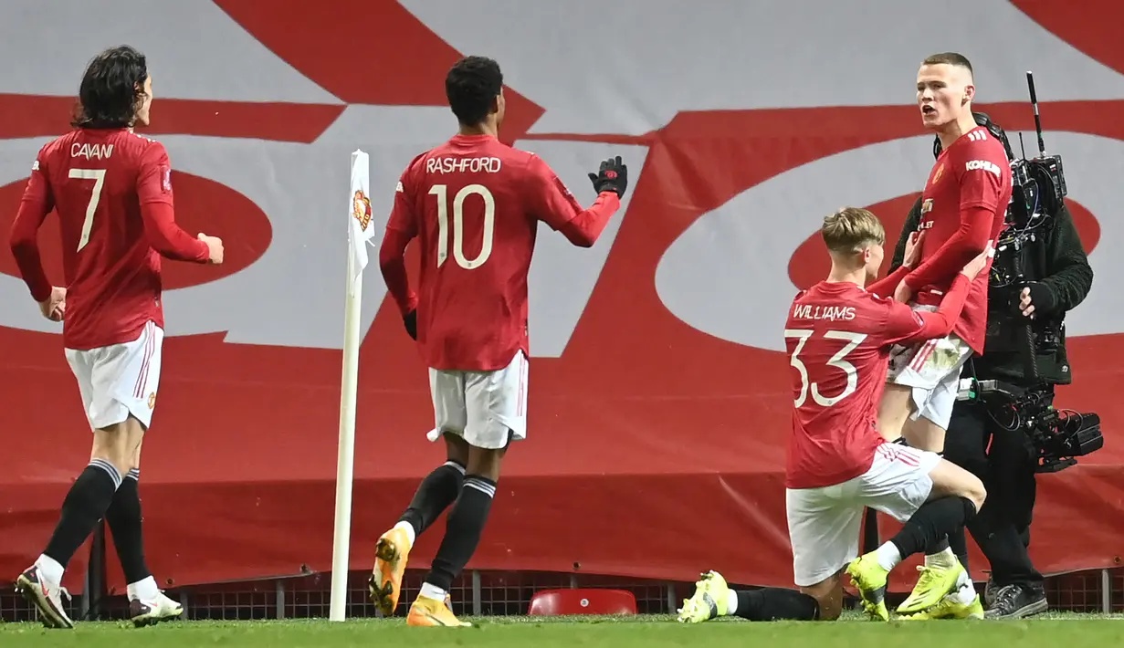 Gelandang Manchester United, Scott McTominay (kanan) melakukan selebrasi bersama rekan setim usai mencetak gol ke gawang West Ham dalam laga babak kelima Piala FA 2020/21 di Old Trafford Stadium, Selasa (9/2/2021). Manchester United menang 1-0 (0-0) melalui extra time. (AFP/Michael Regan/Pool)