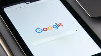 Ilustrasi Google. (Foto oleh PhotoMIX Company: https://www.pexels.com/id-id/foto/black-samsung-tablet-menampilkan-google-browser-di-layar-218717/)