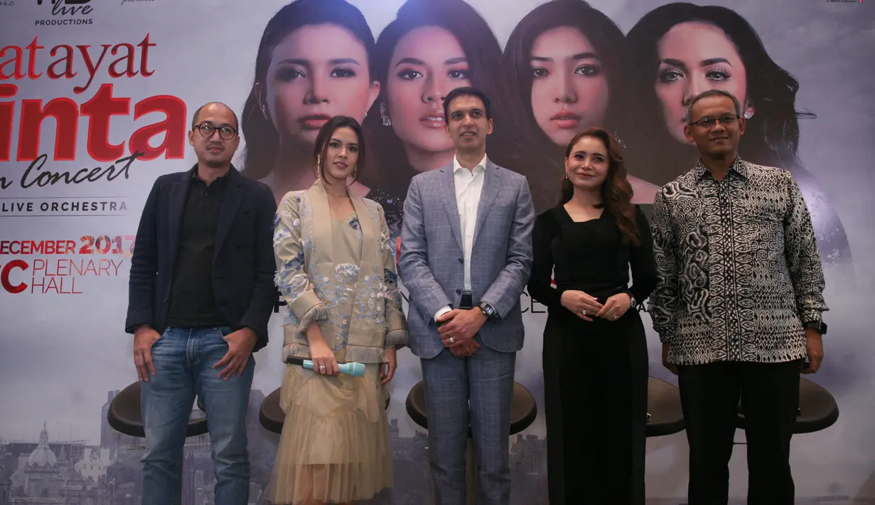 Pada film Ayat-Ayat Cinta, lagu yang dilantunkan Rossa mendapat reaksi positif dari publik. Dan pada Ayat-Ayat Cinta 2, akan ada 4 diva tanah air yang dipercaya menyanyikannya. (Nurwahyunan/Bintang.com)