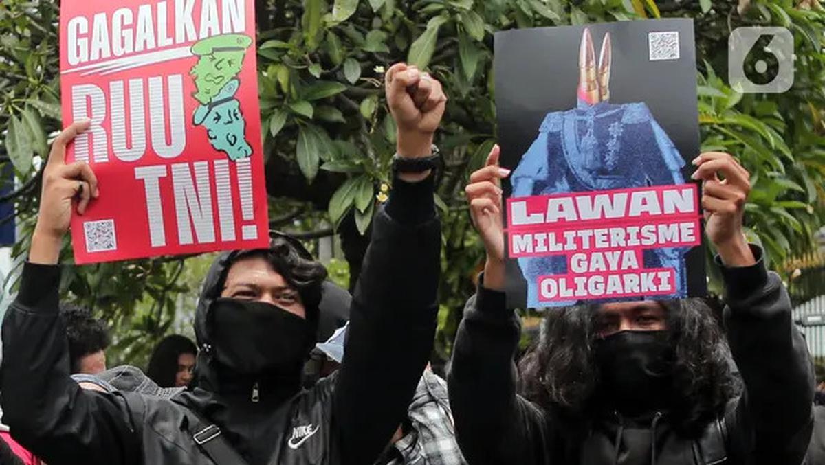 Aksi Bakar Ban Panaskan Unjuk Rasa Menolak Pengesahan RUU TNI Jadi Undang-Undang
