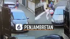 Terekam kamera cctv aksi penjambretan tas di Kawasan Komplek Duren Sawit Baru, Jakarta Timur.
